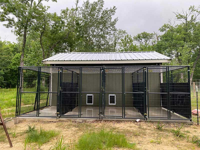 Kenne liner installed on a wire kennel fence